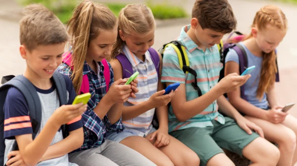 Zakaz korzystania z telefonów na terenie szkoły od września 2026 r.
